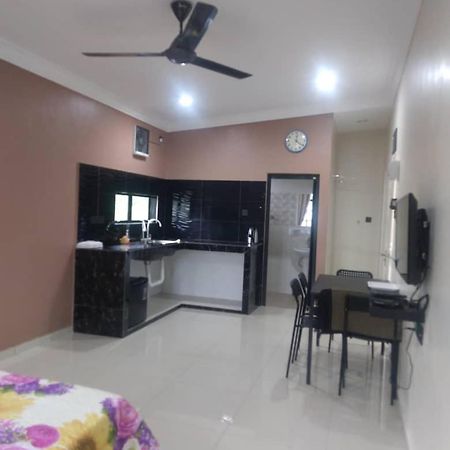 Yasmeen Studio Roomstay Kijal - Room 1 - For Two Person Islam Guest Only Екстер'єр фото