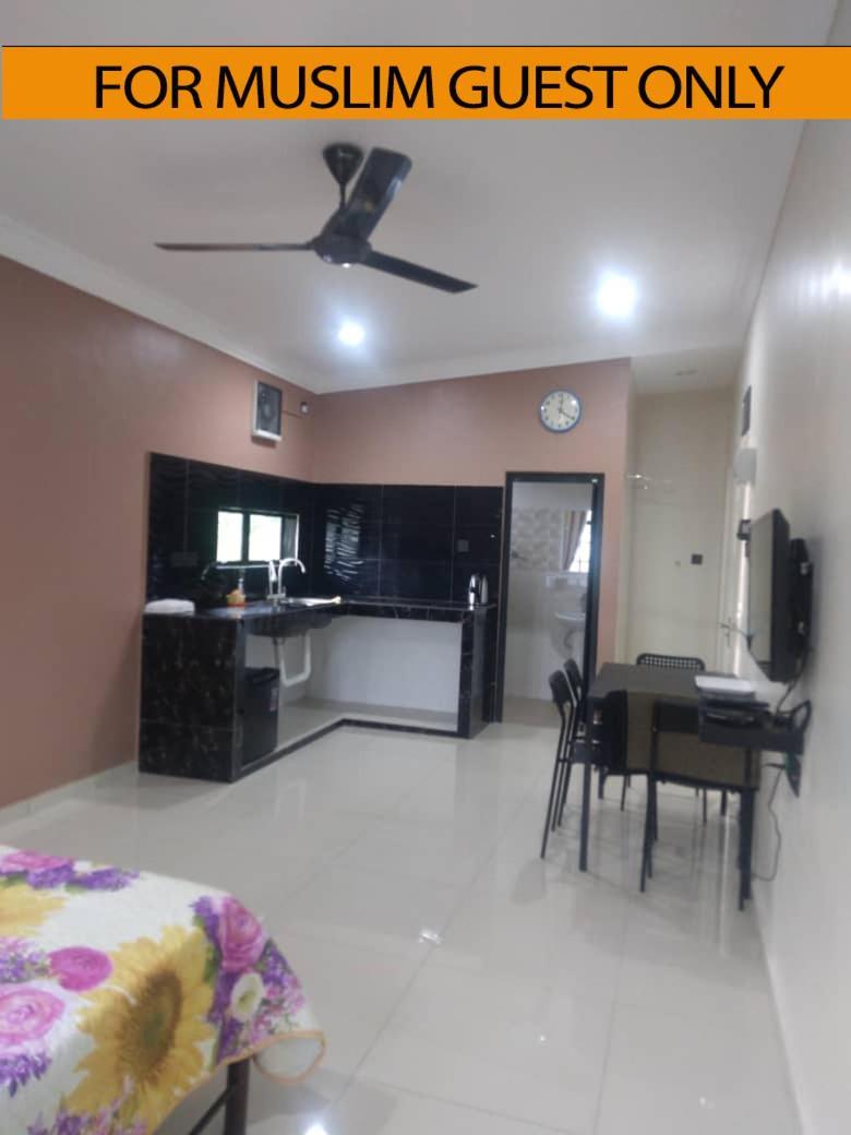 Yasmeen Studio Roomstay Kijal - Room 1 - For Two Person Islam Guest Only Екстер'єр фото